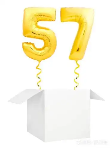 金黄数字57充气气球与金黄丝带飞行出空白白色箱子查出在白色背景