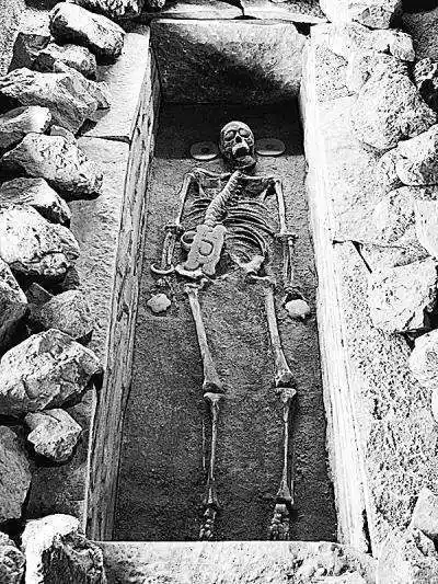 牛河梁神秘遗骨复原图(局部).