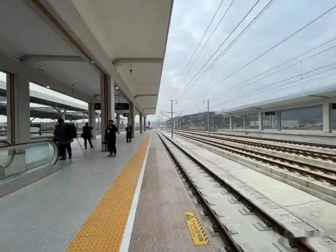 刚刚杭台高铁开通后温岭站迎来首趟车