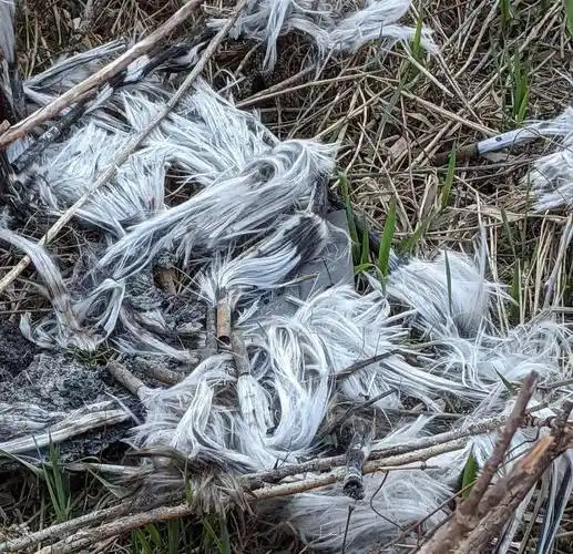 答:这是拖拉机配重铁,如果你拉着一个很重的东西,拖拉机前轮摩擦力就