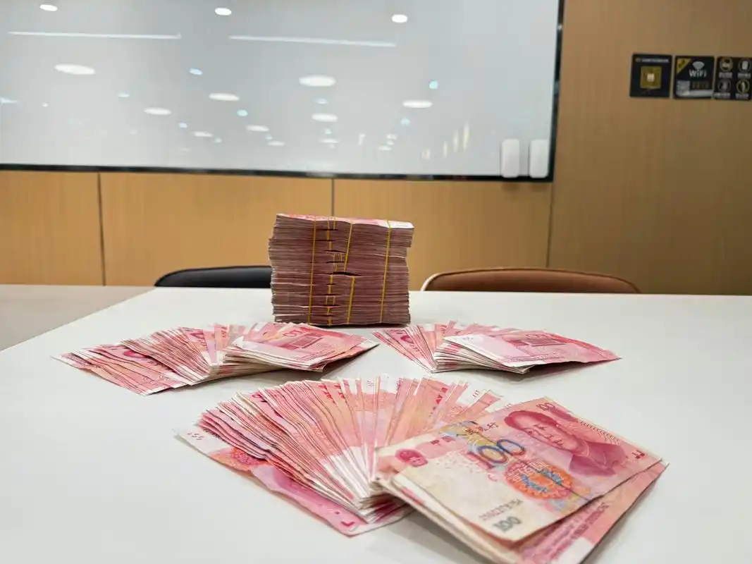 天呐,谁家客户交租用现金交一整年的呀