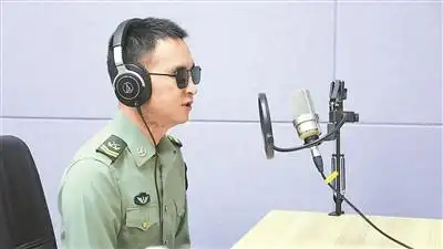 排雷英雄战士杜富国英雄挺立在另一个战场