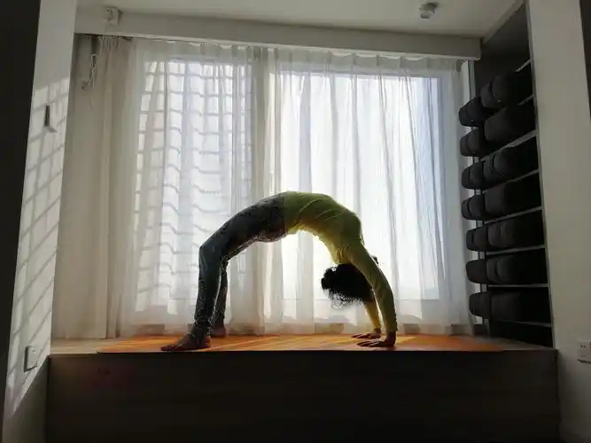 2021年元旦我们6位瑜伽爱好者参与小息瑜伽馆早上8点开始108遍拜日式