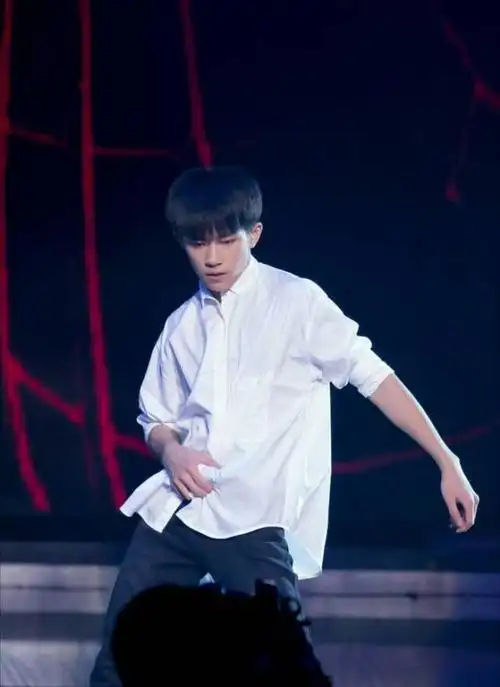 当红明星顶胯动作,易烊千玺利落,陈伟霆帅气,但都输给了他!