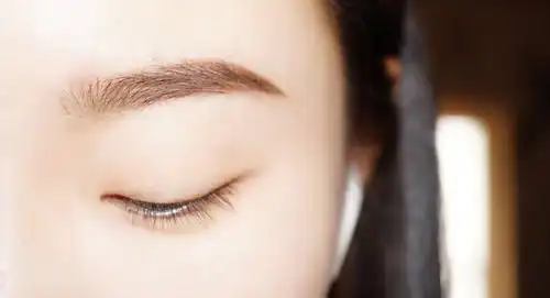 稍微宽一点的眉毛,拉近了和眼睛的距离,能显得鼻梁比较坚挺,而且会让