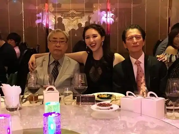 回顾体操女神何傲儿退役后与大51岁的干爹谈恋爱