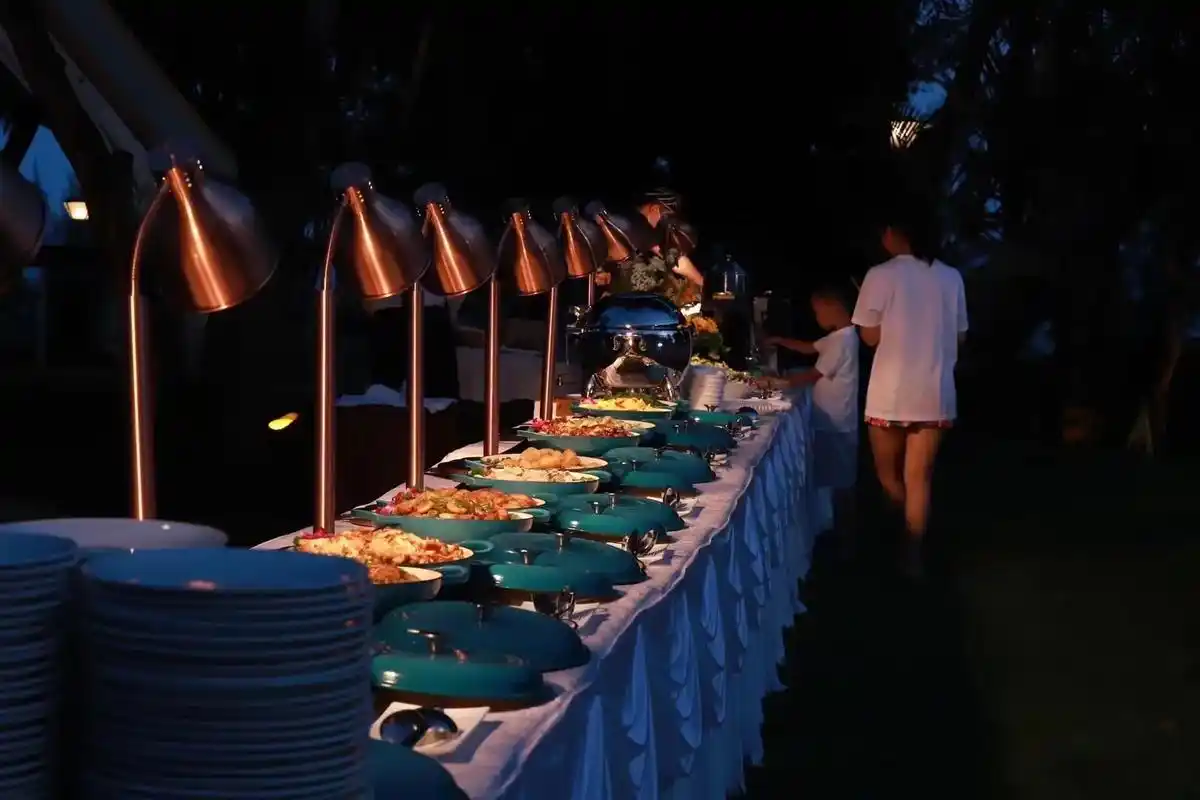 户外中西式自助餐.