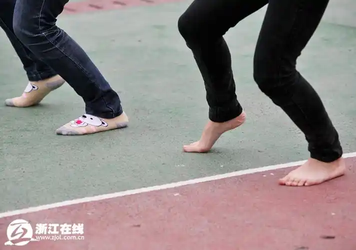 大学生表演自己的才艺