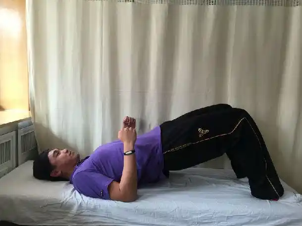 本练习亦称"五点支撑",随着肌力的加强,可以做"四点支撑",即只依靠腰