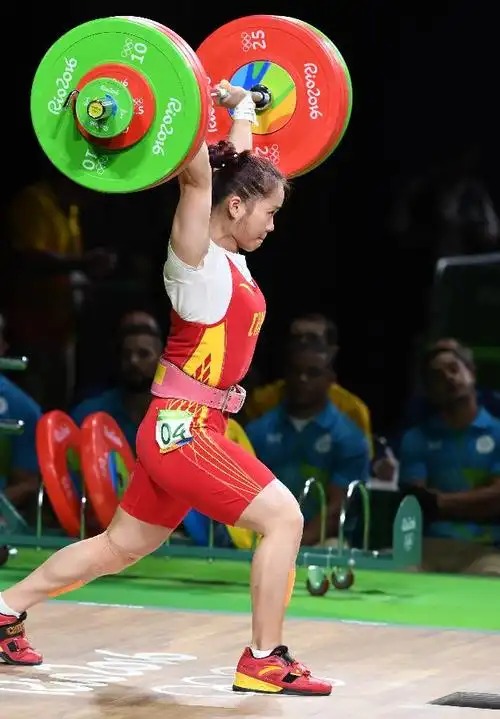 女举63公斤邓薇破世界纪录夺冠 亚洲选手揽三甲