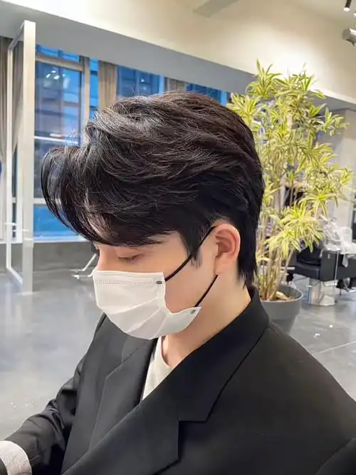 男生三七分偏分斜刘海发型帅气又小鲜肉