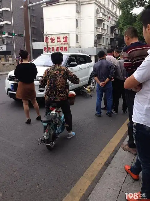 吴江油车路一电瓶车被路虎卷入车底 惨遭碾压!