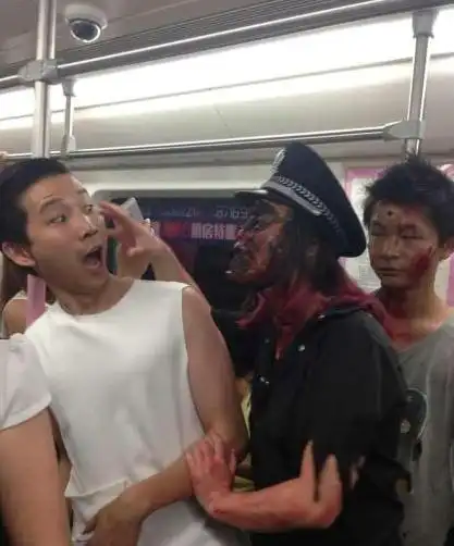 大批"丧尸"涌进武汉地铁 眼口乌黑吓死人(图)
