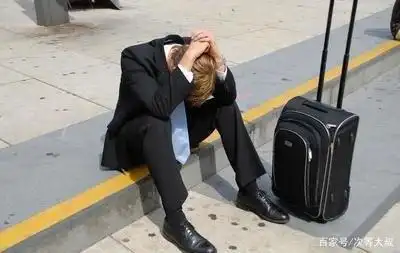 中年失业后,这个男人坐在马路沿上无助地点燃了一只烟