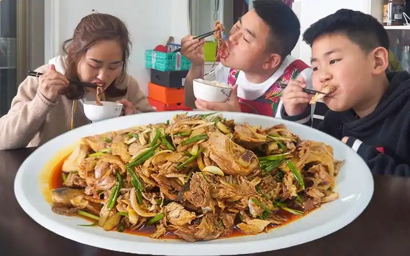 4斤公鸡配油泼辣子,超小厨做四川麻辣凉拌鸡,大口吃肉感觉真爽