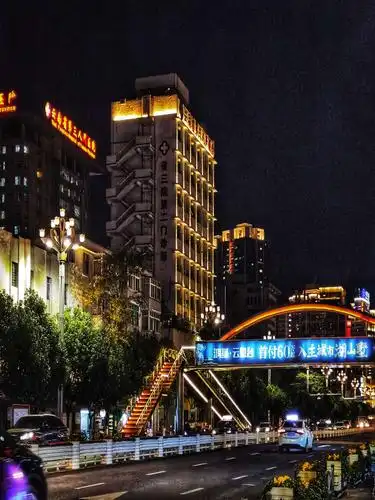 昆明凌晨的幸福有吃有喝还有养眼的姑娘和美丽的灯光