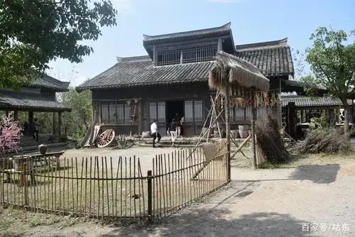 浙江象山有一座影视城,拍过金庸武侠剧,还能见到电视剧里的画面