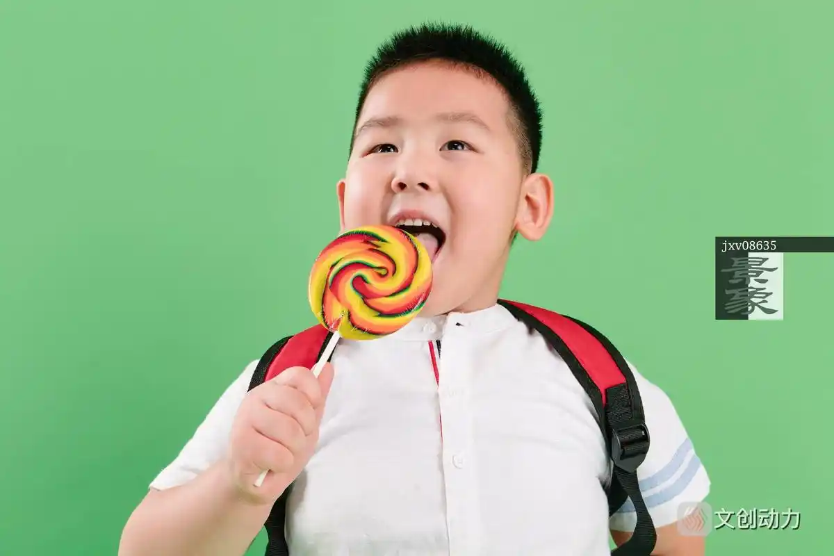 可爱的小男孩拿着棒棒糖