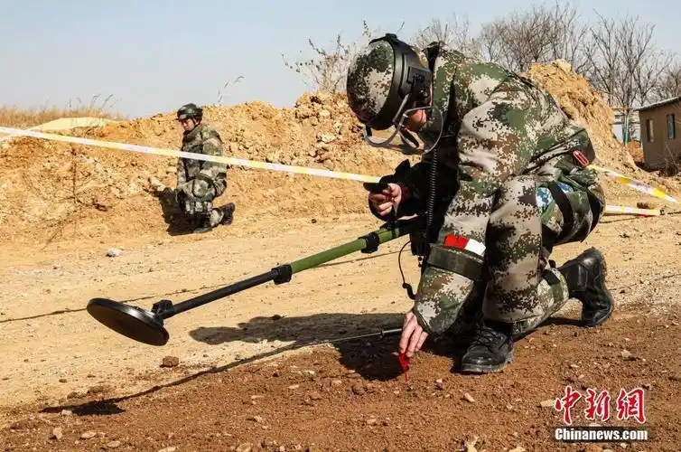 海军陆战队某旅破障连进行扫雷训练-中新网