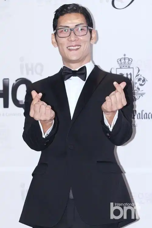 【bnt图】韩星朴俊亨大婚 刘在石朴振英等出席送祝福