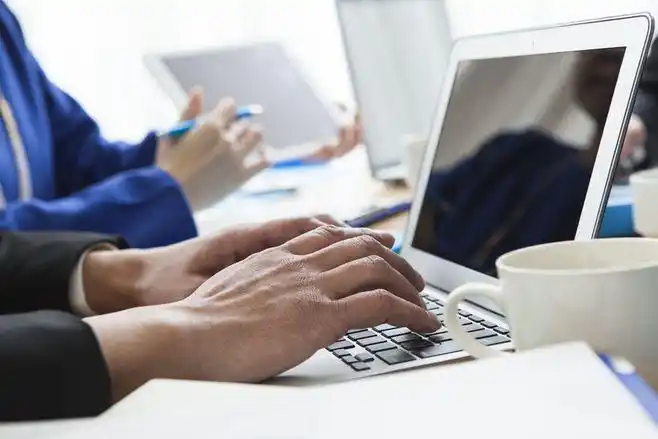 打电脑的双手图片