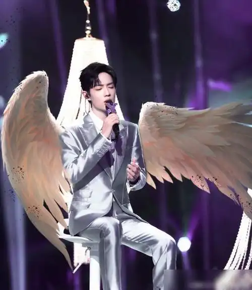 肖战新词隐藏的翅膀冲上话题榜12小时超长肖战花絮来袭