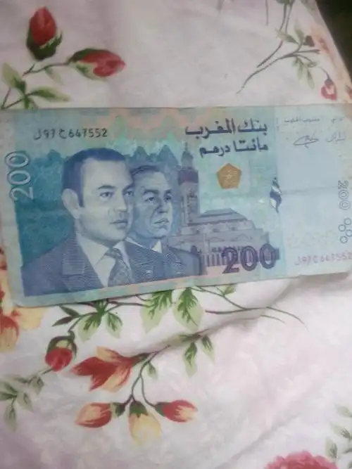 请问各位朋友,我有一张200的外币,上面有二个人头,朋友们能告诉我是