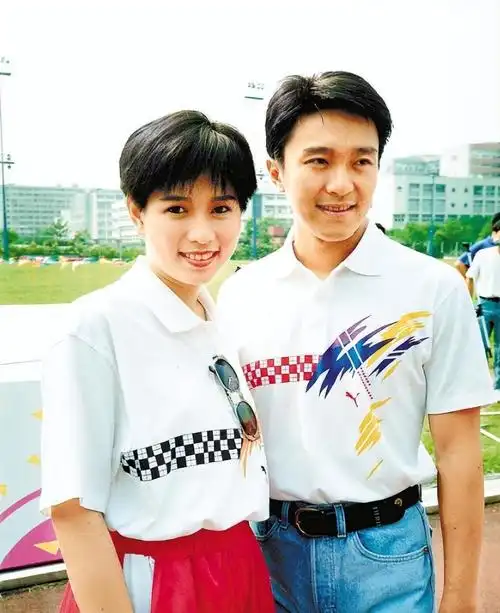 《阿德也疯狂》是周星驰第一次与罗慧娟接触,此时的两人还没有什么