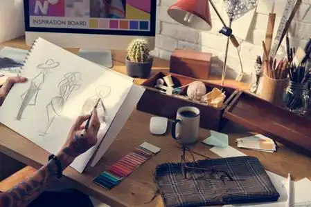 时装设计师在展厅工作照片