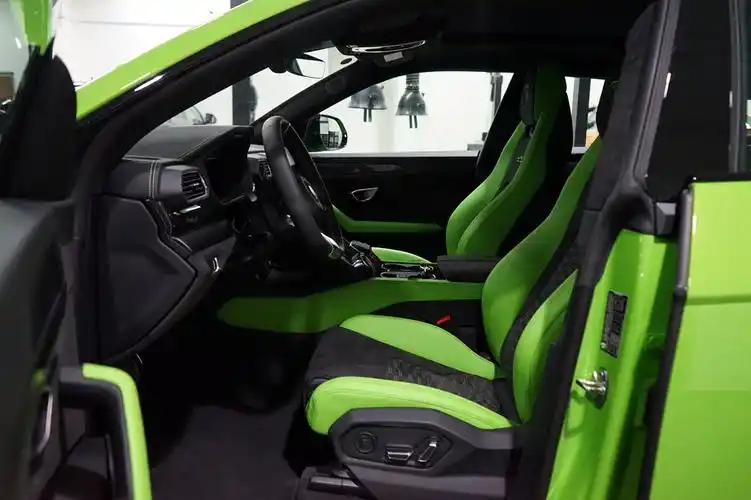 vip客户送太太的新年礼物兰博基尼urus绿色交付南京客户