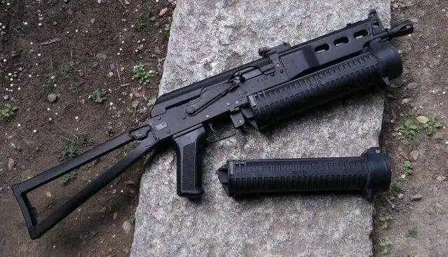 与ak-47颇有渊源的野牛冲锋枪,容弹量64发每分射速可达700枚