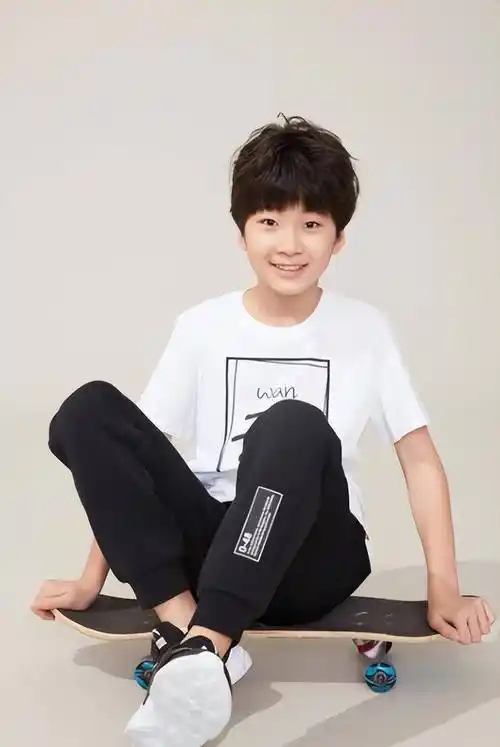 张亮携前妻带儿子逛买手店,15岁天天似李宇春,手指状态出圈_张悦轩