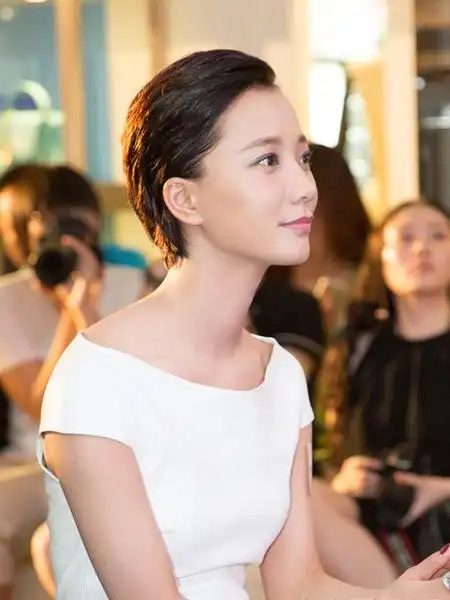 王珞丹最新大背头短发气场十足