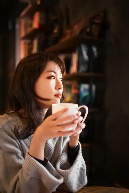 优雅文艺范美女居家写真高清图片