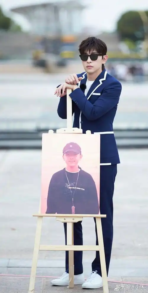 最喜欢你介绍自己时候的一句"大家好,我是演员邓伦",穿过这绿海,带着