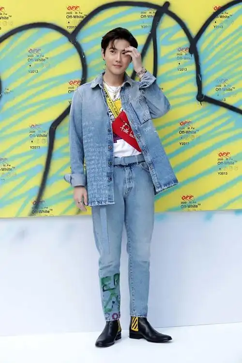 原来全身浅牛不只是 90 年代的产物,就像 exo 金俊勉(suho)这身打扮般