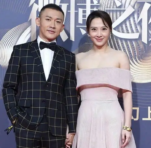 聂远携妻子妻子越一同走红毯现场透露希望在猪年生一个宝宝