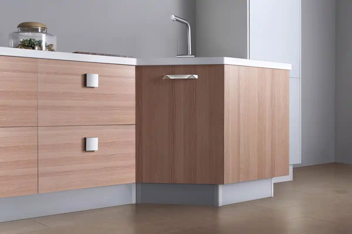 门板黄橡木纹搭配米白色门板,独特的五角水槽柜设计,同时满足大众与