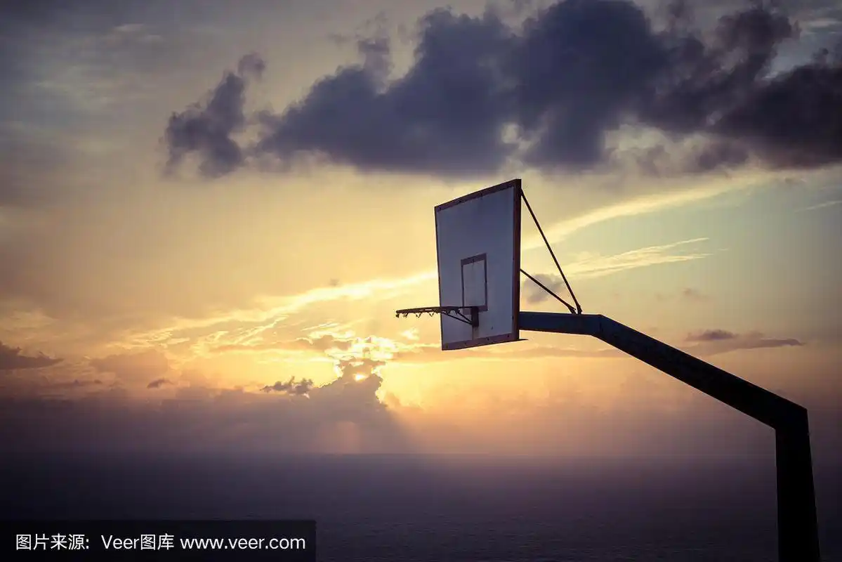 夕阳下的篮筐