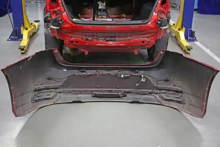 10万的紧凑级家用轿车 奇瑞艾瑞泽gx整车防护结构拆解报告!