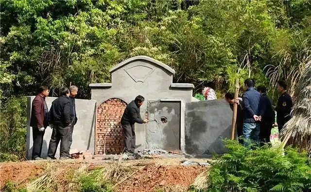 "取消土葬"势在必行?农村朋友需注意,今后村里坟地或这样处理