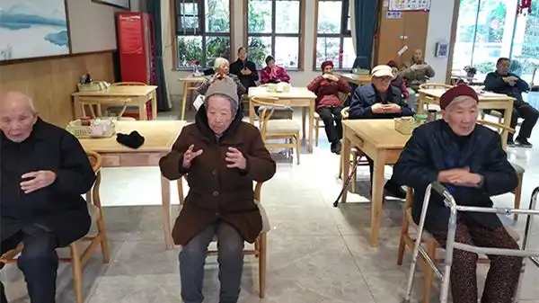 成都金牛区养老院老人坚持做早操的好处(下)