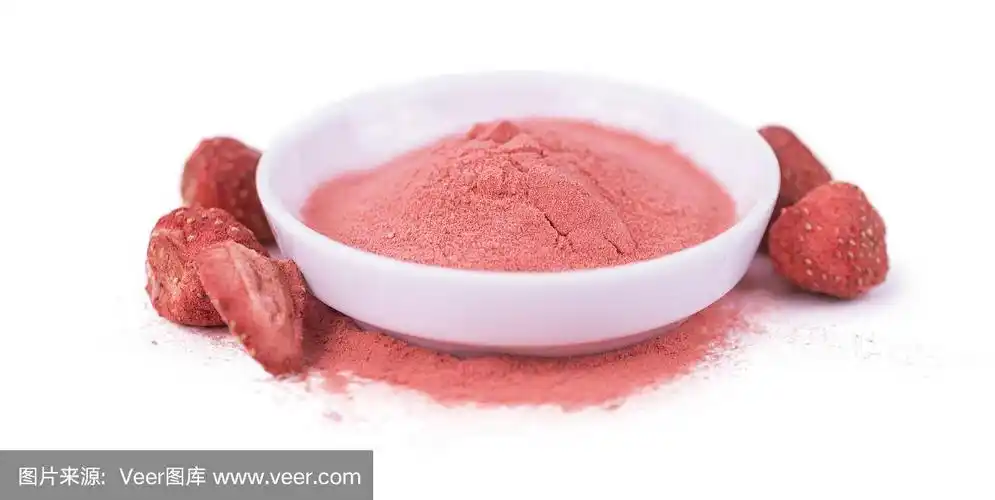 草莓粉分离在白色背景上