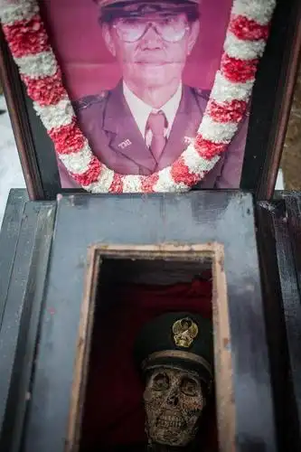 可怕!印尼"僵尸节" 挖亲人尸体打扮过节