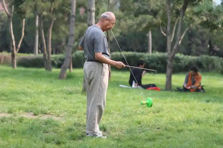 公园随拍.玩空竹的老人