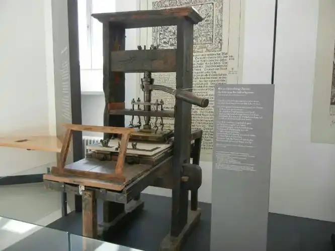 这台是最早的产自德国的铅合金活字印刷机.