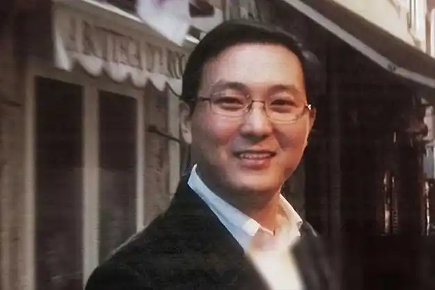 2012年,密春雷拿6亿向董卿求婚,董卿被他的真诚打动答应嫁给他