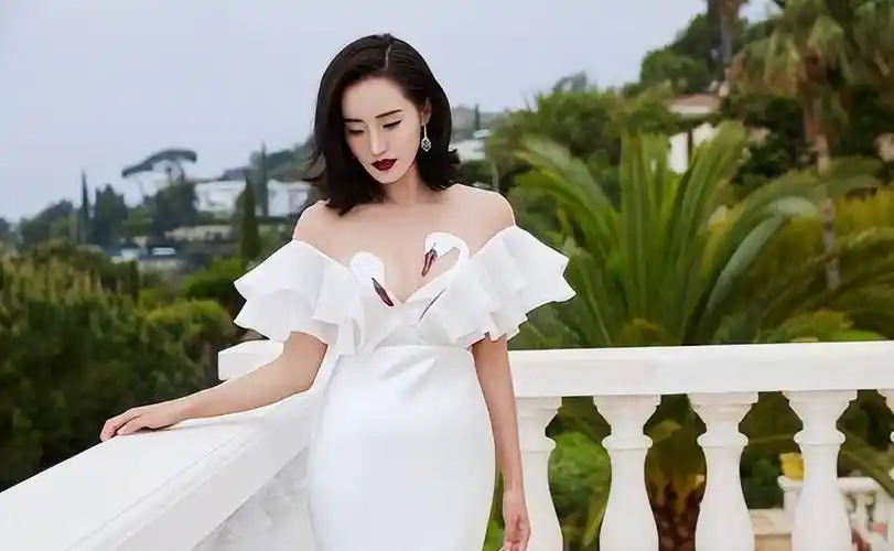 有种"煤气罐"身材叫秋雅,看她的运动照时,网友:导演眼光真毒_健身