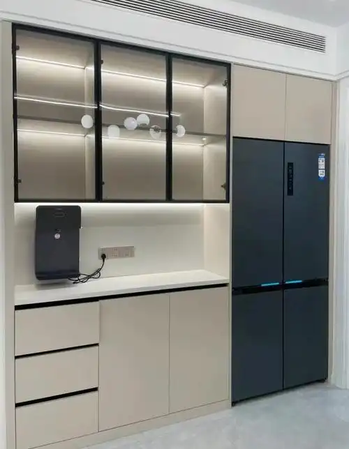 冰箱放进餐边柜后,与它平齐,两者融为一体,这样的效果最理想!