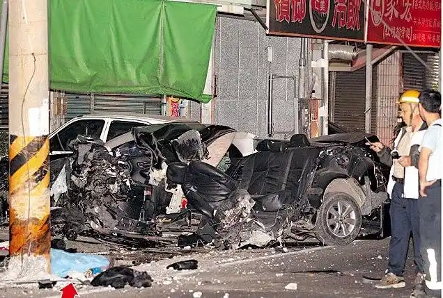 台湾《苹果日报》报道,台湾高雄市大年初六(15日)清晨发生4死重大车祸